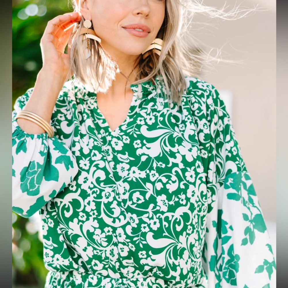 Entro Women's Green & Wh Mix‎ Floral Bodysuit Med EUC VNeck Flowy Ruffle Collar